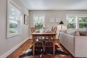 Dining - Lovely cottage, downtown Bastrop Historic District (Bastrop)