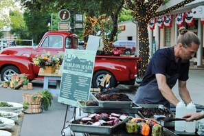 Outdoor dining - Lovely cottage, downtown Bastrop Historic District (Bastrop)