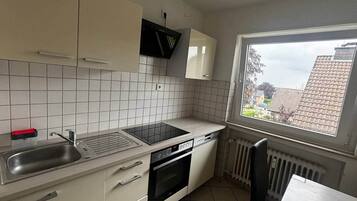 Jääkaappi, uuni, liesi, astianpesukone