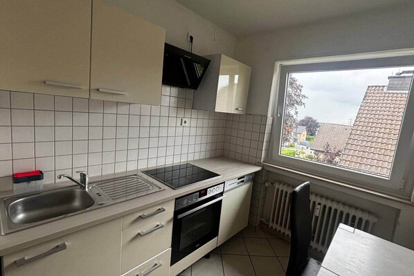 Fridge, oven, stovetop, dishwasher