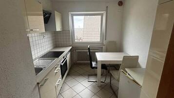 Jääkaappi, uuni, liesi, astianpesukone