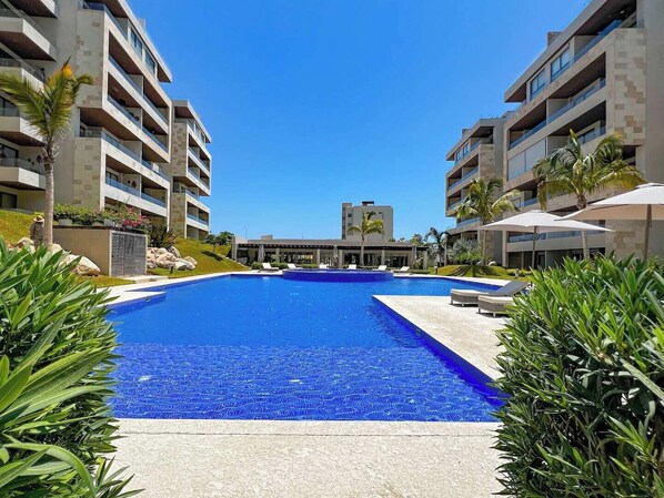 2 outdoor pools