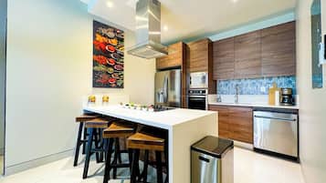 Full-size fridge, microwave, oven, stovetop