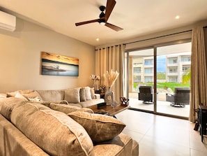 Apartment, Poolblick | Wohnbereich