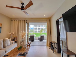 Apartment, Poolblick | Wohnbereich