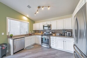 Kühlschrank, Mikrowelle, Ofen, Herdplatte