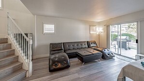 TV, video games - Clean, Cozy, Quiet! Close to everything! & garage! (Las Vegas)