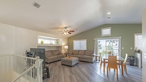 TV, video games - Clean, Cozy, Quiet! Close to everything! & garage! (Las Vegas)