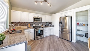Coffee/tea maker, fridge, microwave, oven - Clean, Cozy, Quiet! Close to everything! & garage! (Las Vegas)