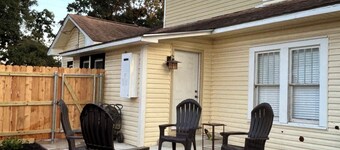 Walkabout on Walker- pet friendly 2 story 3-bed house steps to the brick streets