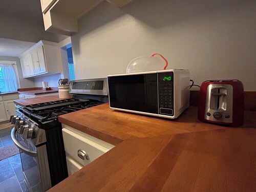 Walkabout on Walker- pet friendly 2 story 3-bed house steps to the brick streets