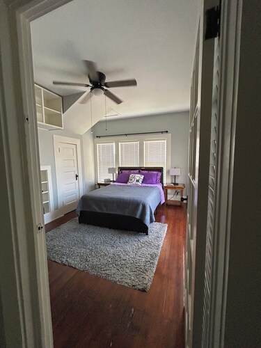 Walkabout on Walker- pet friendly 2 story 3-bed house steps to the brick streets