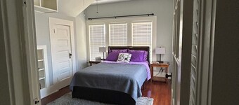 Walkabout on Walker- pet friendly 2 story 3-bed house steps to the brick streets