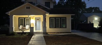 Walkabout on Walker- pet friendly 2 story 3-bed house steps to the brick streets