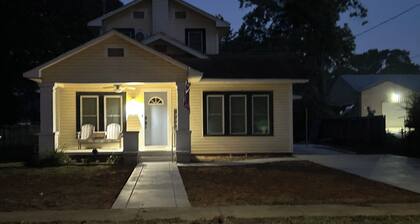 Walkabout on Walker- pet friendly 2 story 3-bed house steps to the brick streets