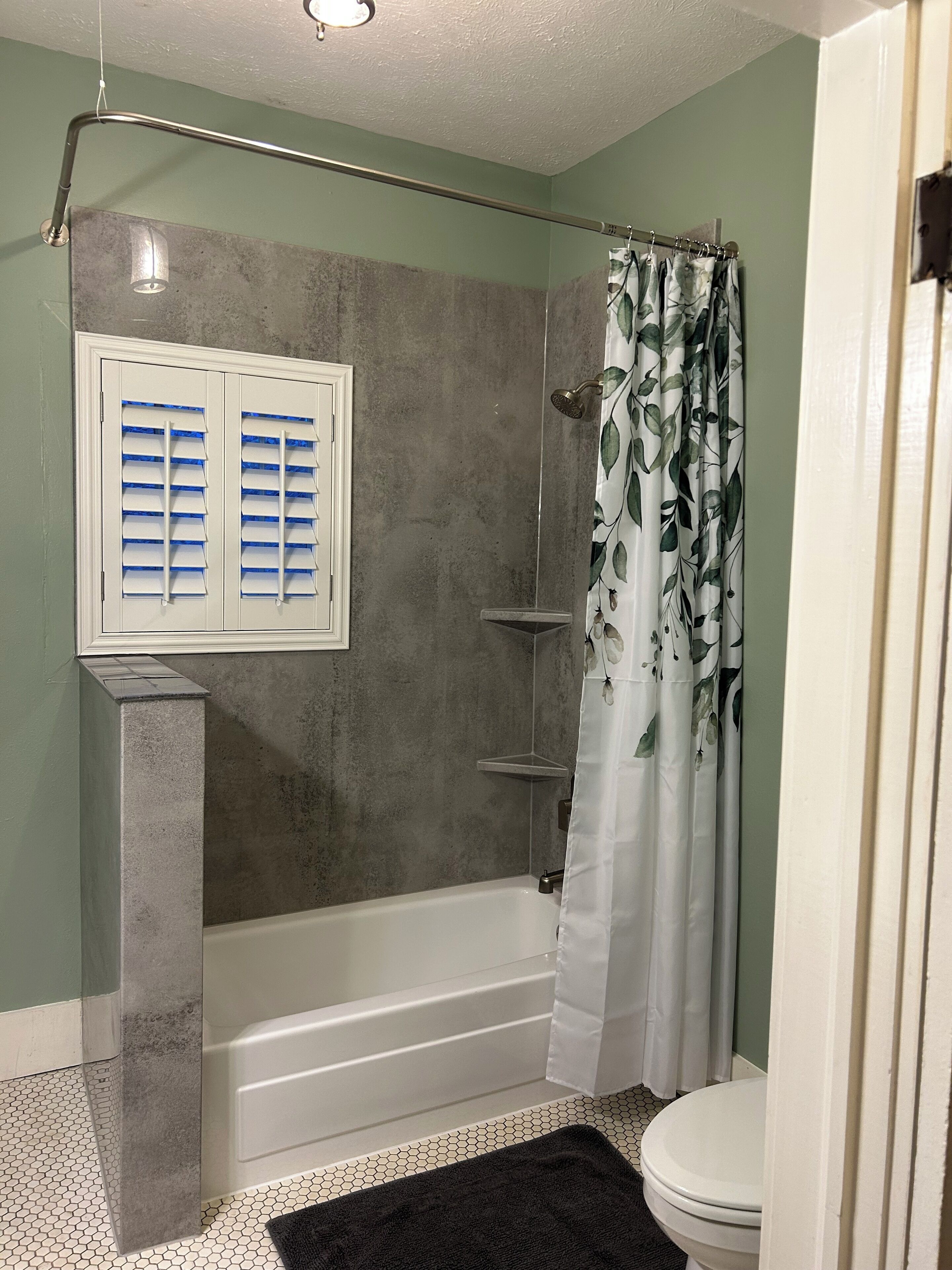 Een douche, een haardroger, handdoeken, zeep