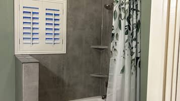 Een douche, een haardroger, handdoeken, zeep