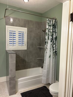 Een douche, een haardroger, handdoeken, zeep