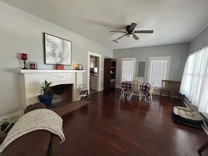 Smart TV, DVD player, books - Walkabout on Walker- pet friendly 2 story 3-bed house steps to the brick streets (Nacogdoches)