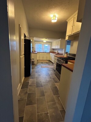 Fridge, microwave, oven, stovetop - Walkabout on Walker- pet friendly 2 story 3-bed house steps to the brick streets (Nacogdoches)