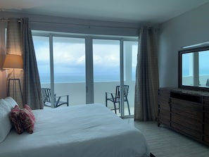 Condo luxo, vista para o mar | Cortinas blackout, ferros/tábuas de passar roupa, Wi-Fi de cortesia