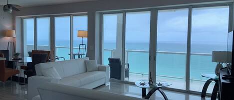 Condo Deluxe, vue sur la mer | Aire de séjour