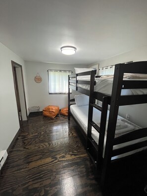 2 quartos, ferros/tábuas de passar roupa, Wi-Fi, roupa de cama