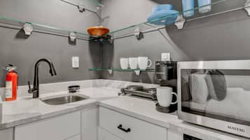 MikrovÄgsugn, spishÀll, kaffe- och tebryggare och grytor/köksredskap