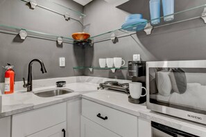 Microondas, placa de cocina, cafetera/tetera, utensilios de cocina