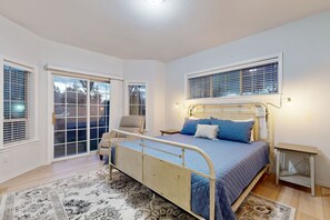 3 bedrooms, iron/ironing board, WiFi, bed sheets - 3BR home with yard, patio, WiFi, fireplace (Redmond)