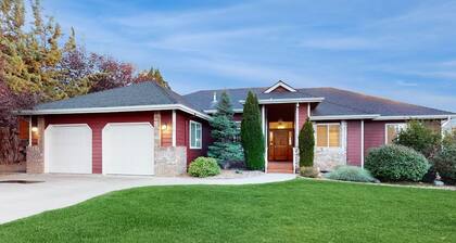 3BR home with yard, patio, WiFi, fireplace