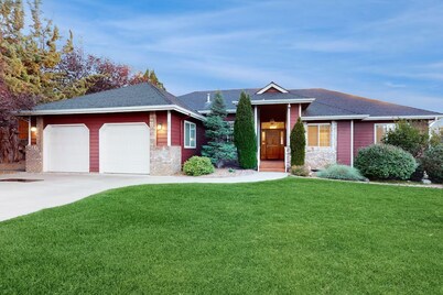 3BR home with yard, patio, WiFi, fireplace