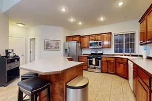 Fridge, microwave, oven, stovetop - 3BR home with yard, patio, WiFi, fireplace (Redmond)