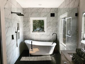 Een douche, een haardroger, handdoeken, zeep