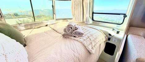 1 dormitorio, tabla de planchar con plancha, wifi y ropa de cama