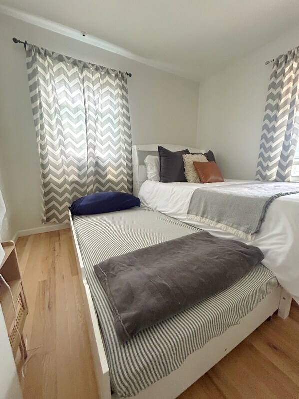 2 bedrooms, iron/ironing board, WiFi, bed sheets - Cozy 2-bedroom house near Central Park CO (Aurora)
