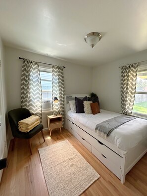 2 bedrooms, iron/ironing board, WiFi, bed sheets - Cozy 2-bedroom house near Central Park CO (Aurora)