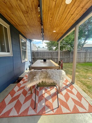 Outdoor dining - Cozy 2-bedroom house near Central Park CO (Aurora)