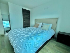 1 bedroom, WiFi, bed sheets - Bright Suite for Couples in La Mariscal with Gym and Terrace. (QUITO)