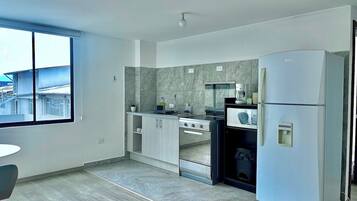 Mikroaaltouuni, uuni, liesi