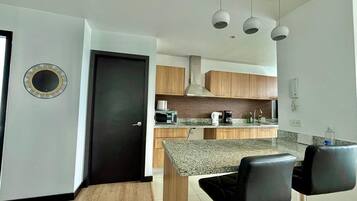 Een magnetron, een kookplaat, een koffiezetapparaat/waterkoker