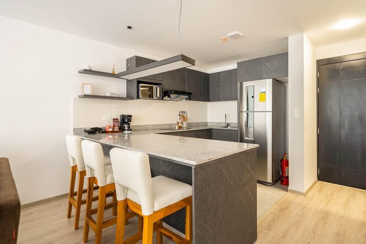 Mikroaaltouuni, liesi, astianpesukone