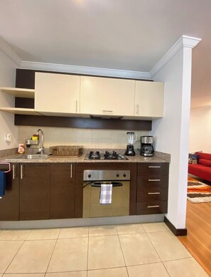 Mikrowelle, Ofen, Wasserkocher mit Kaffee-/Teezubehör