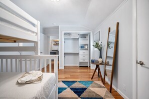 3 dormitoris, escriptori, planxa i posts de planxar i wifi gratuïta