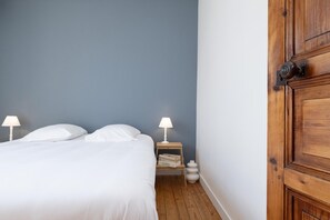 4 bedrooms, iron/ironing board, internet, bed sheets