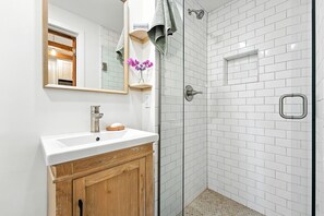 Shower, hair dryer, towels, soap - Walkable Boulder Apt / Steps from Trails + Parks / 30+ night minimum (Boulder)