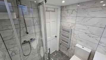 Ducha, toallas, jabón y papel higiénico