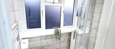 Dusj, håndklær, såpe og toalettpapir