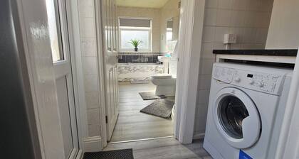 Fantastic Four Apartments, 20 minutes train ride to central London