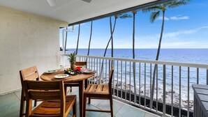Outdoor dining - Kona Magic Sands#313 (Kailua-Kona)
